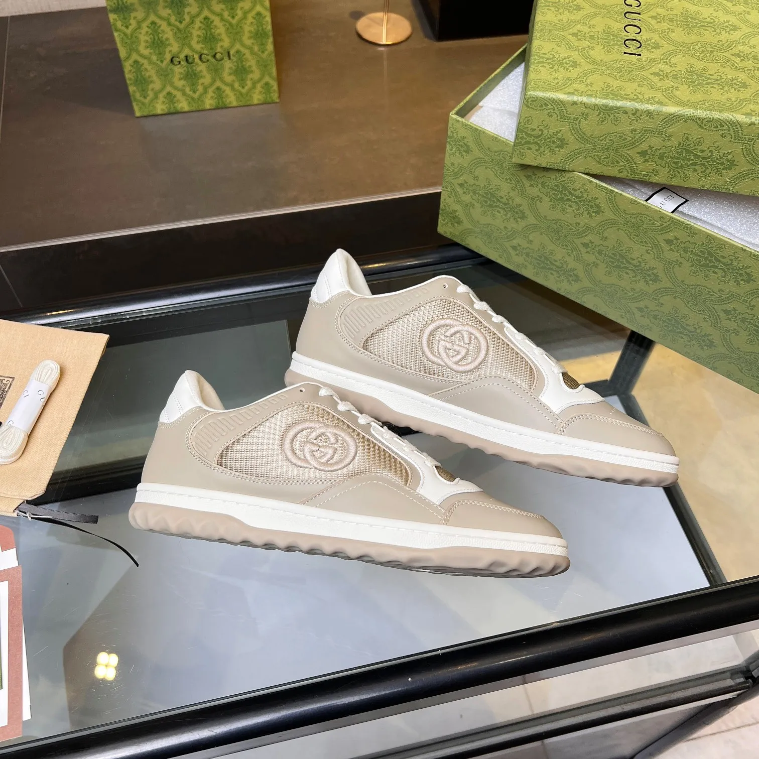 👟👟Ex-factory price 520👟👟 Top version, full styling effect, instant sales of the common practice of soft treading in the market, 💣💣💣Gucci2023 early spring Gucci G home latest hot style MAC80 sports shoes couple style casual retro distressed dirty shoes small dirty shoes small white shoes🌸🌸🌸 original purchase and development Production Gucci MAC80 new hot-selling series. The exquisite and compact interlocking double G logo romantically interprets the aesthetic concept of this series. Made of off-white leather, ▪️Material: original customized imported first-layer cowhide ▪️Inner lining: original customized imported breathable mesh ▪️Outsole: original molded two-color TPU outsole ▪️Sole thickness: 3CM ▪️Size: women's 35-40 / men's 39-45